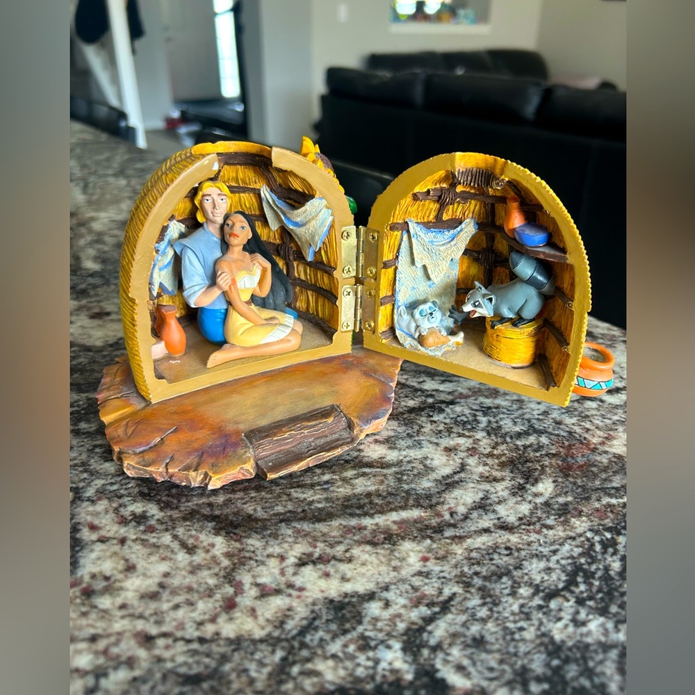 The Disney store‎ Pocahontas resin display